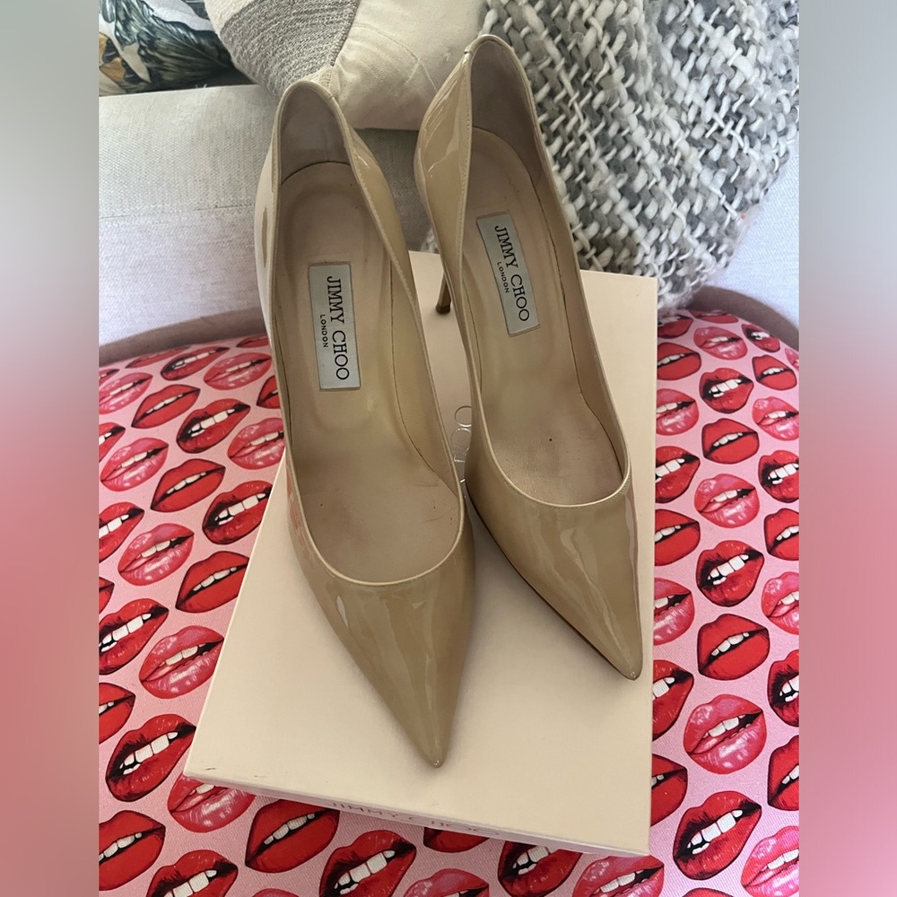 Classic Jimmy Choo Agnes Pump in Nude Patent Leather. Excellent condition